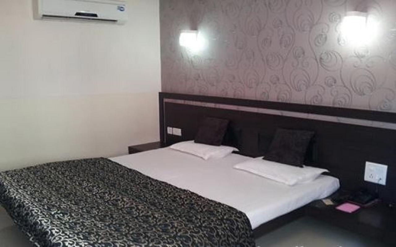 Hotel Savshanti Towers Vadodara Exterior photo