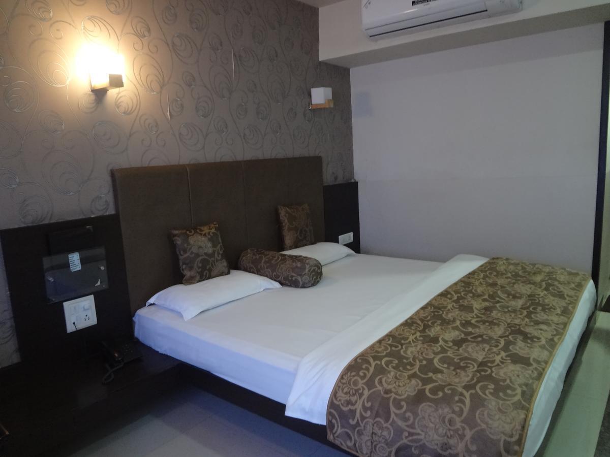 Hotel Savshanti Towers Vadodara Exterior photo