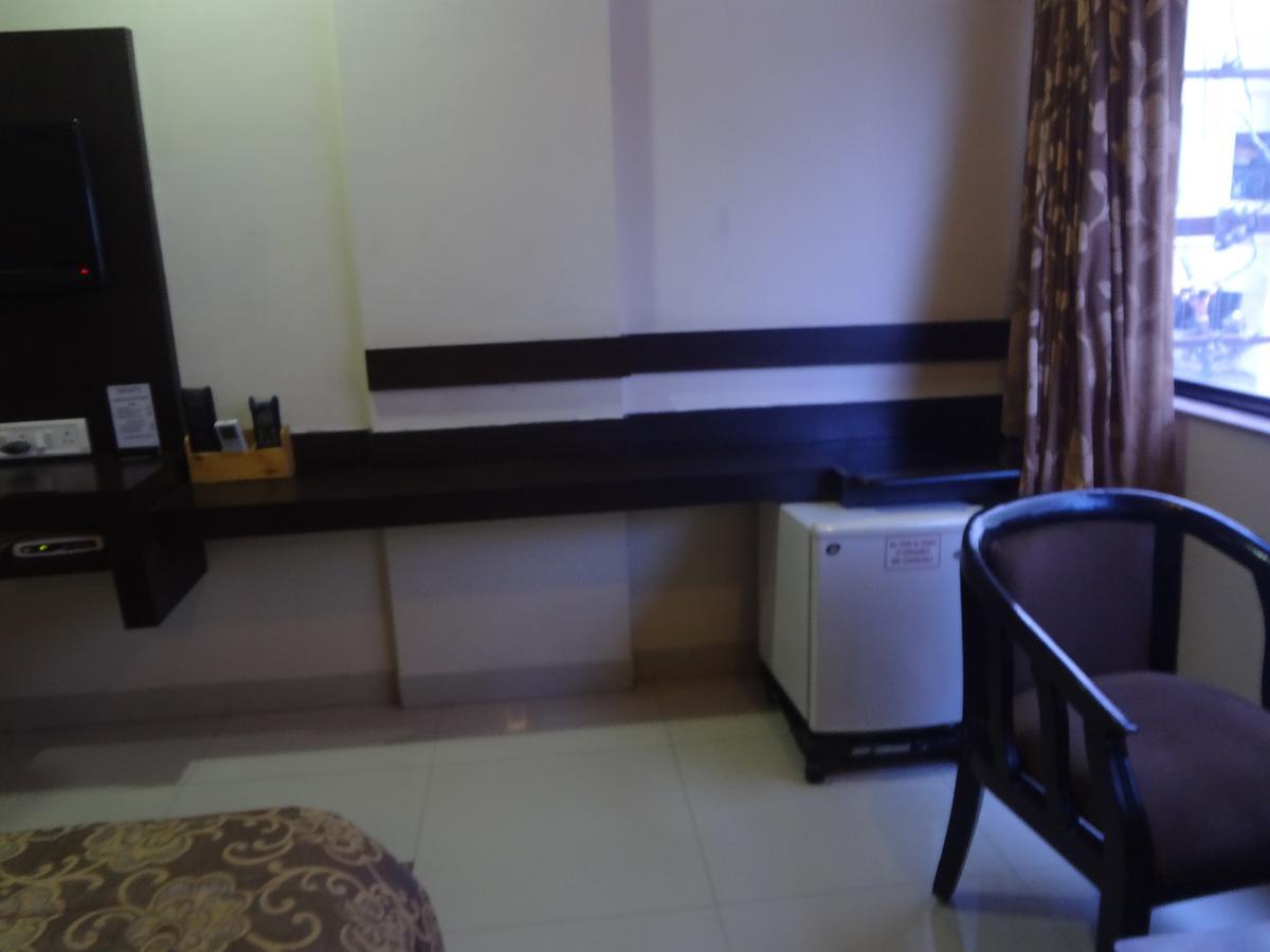 Hotel Savshanti Towers Vadodara Exterior photo