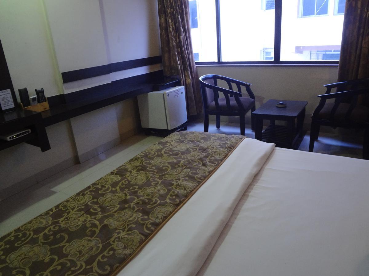 Hotel Savshanti Towers Vadodara Exterior photo