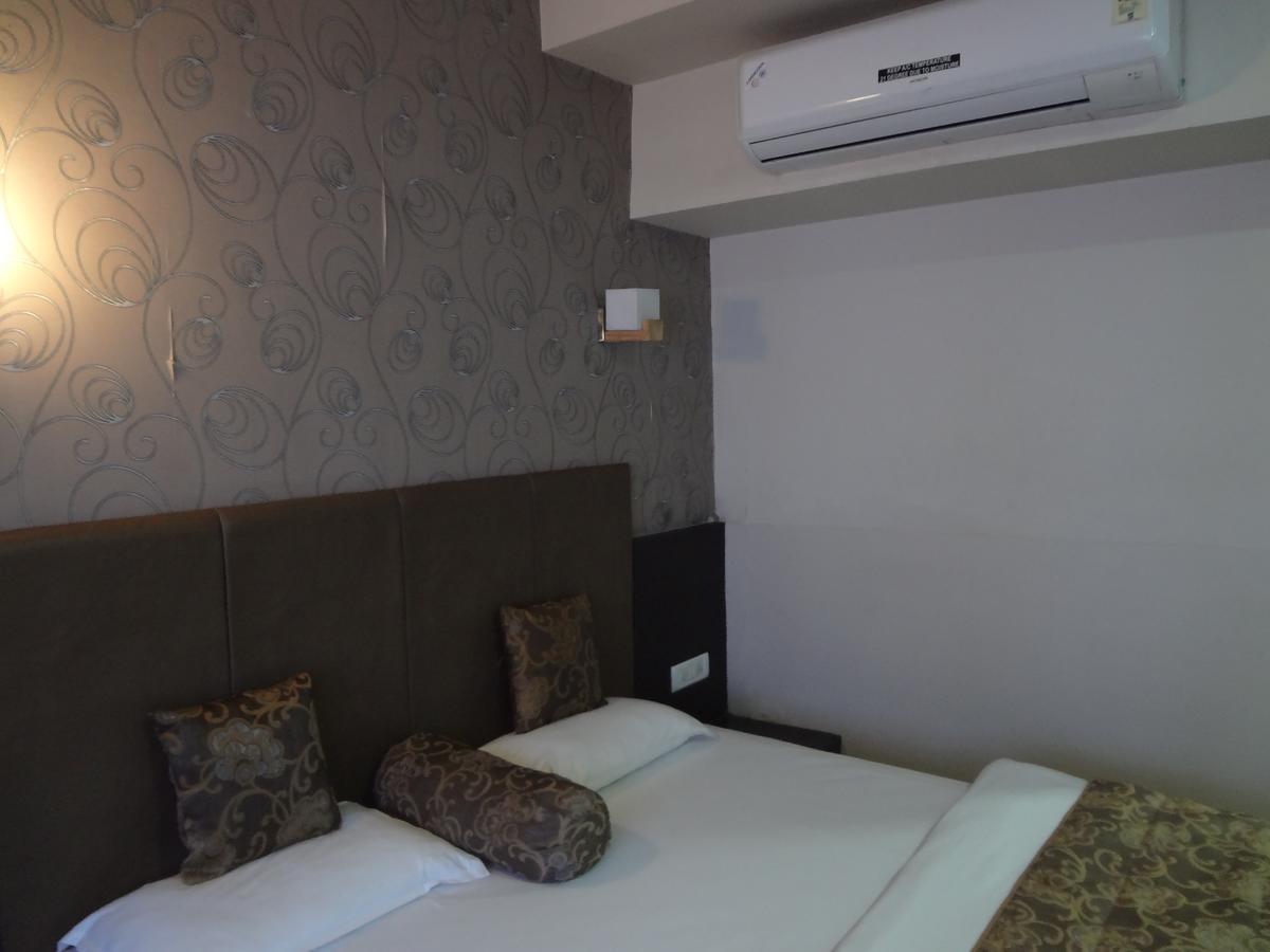 Hotel Savshanti Towers Vadodara Exterior photo